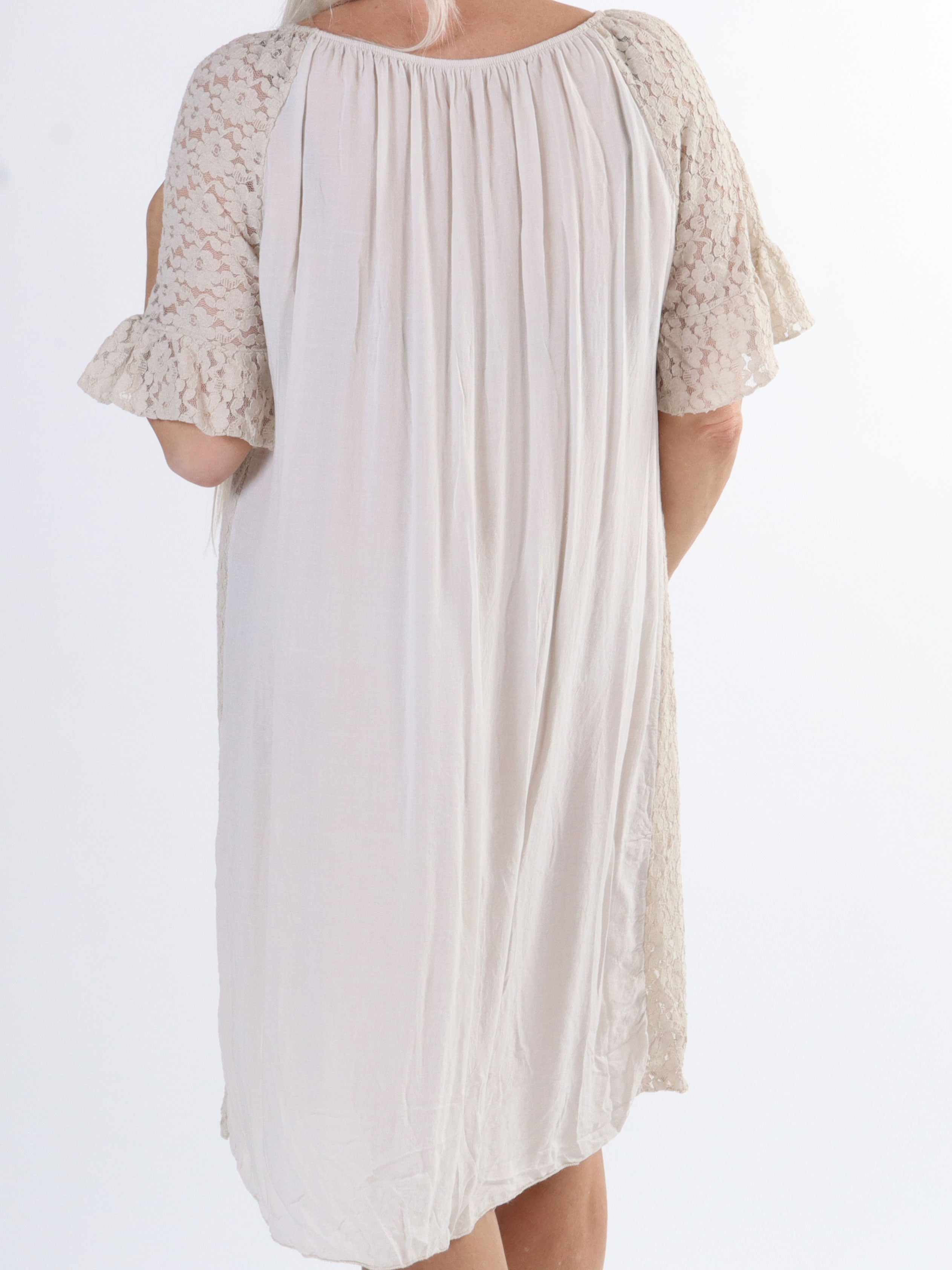 Arisha - Söt spetsklänning i stora storlekar - Black